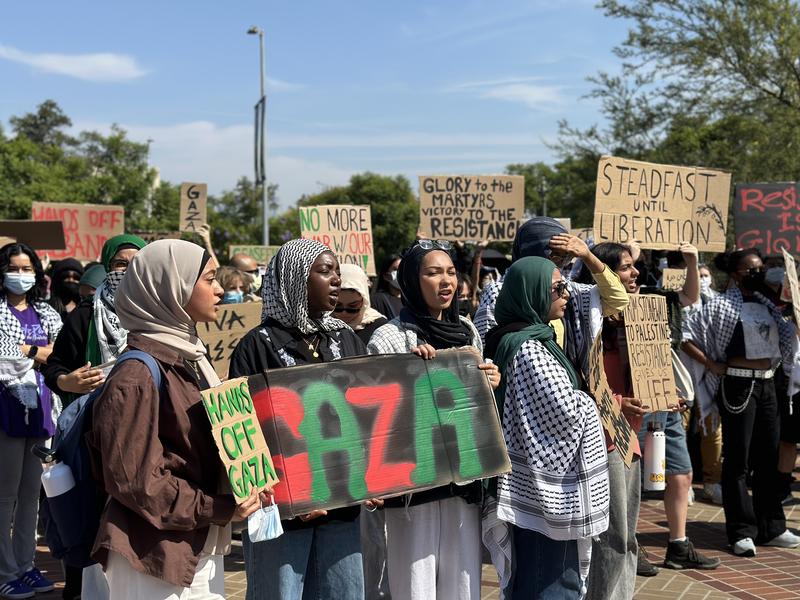 2024年10月7日，学生在美国南加州大学门外举行集会活动。新华社